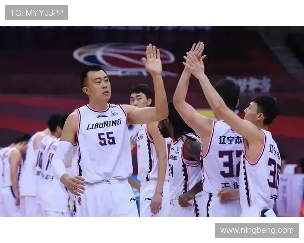 中国男篮激战欧洲杯预选赛 展现强大团队协作力 力争晋级下一轮